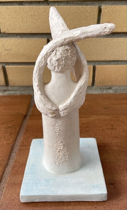 Escultura em gesso de Isabel Meyrelles