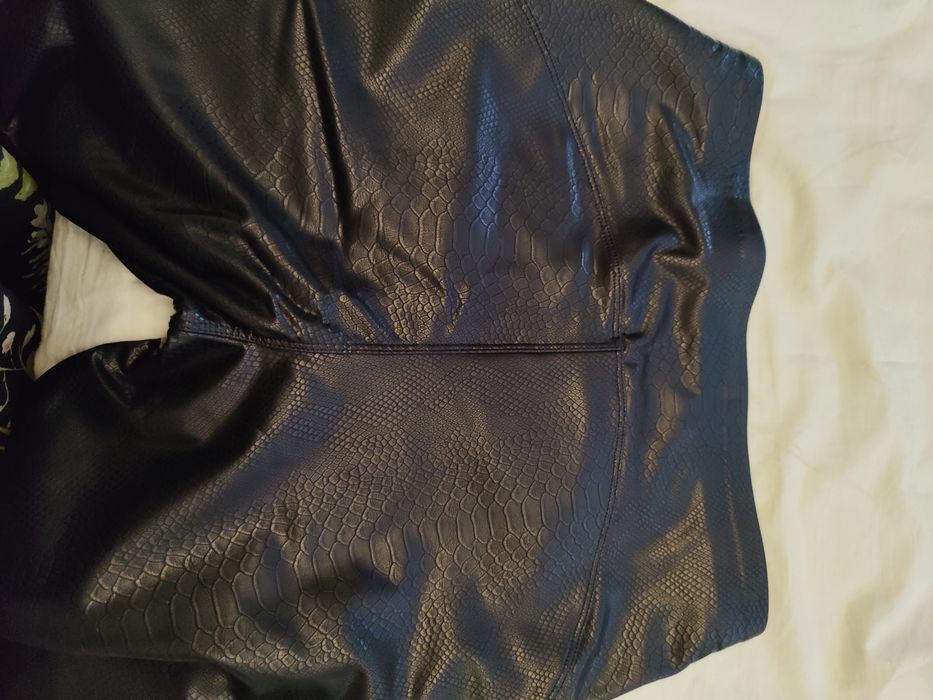 Legginsy na cienkim polarze z wężowej eko skóry.