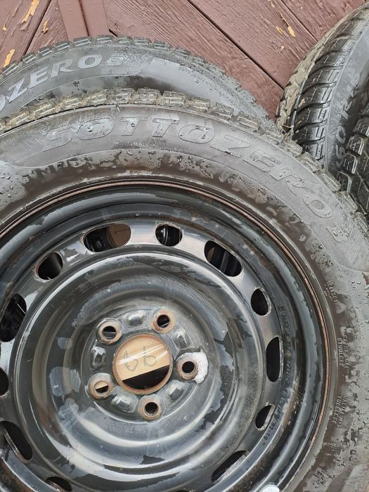 Pirelli zimowe 215/60/16 Mazda