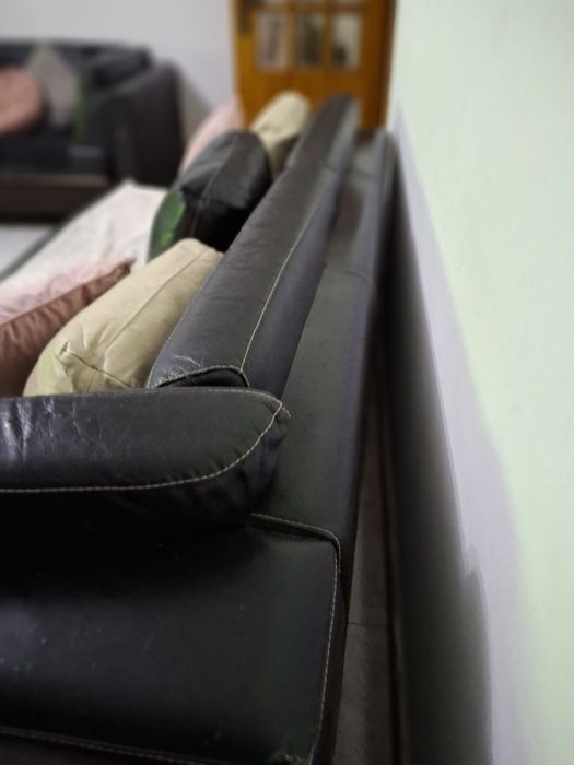 Sofá chaiselong preto dá pra separar