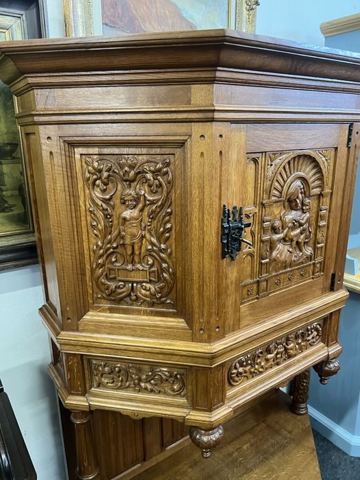 Kredens/Pomocnik bogato rzeźbikny/motywy religijne/Raty