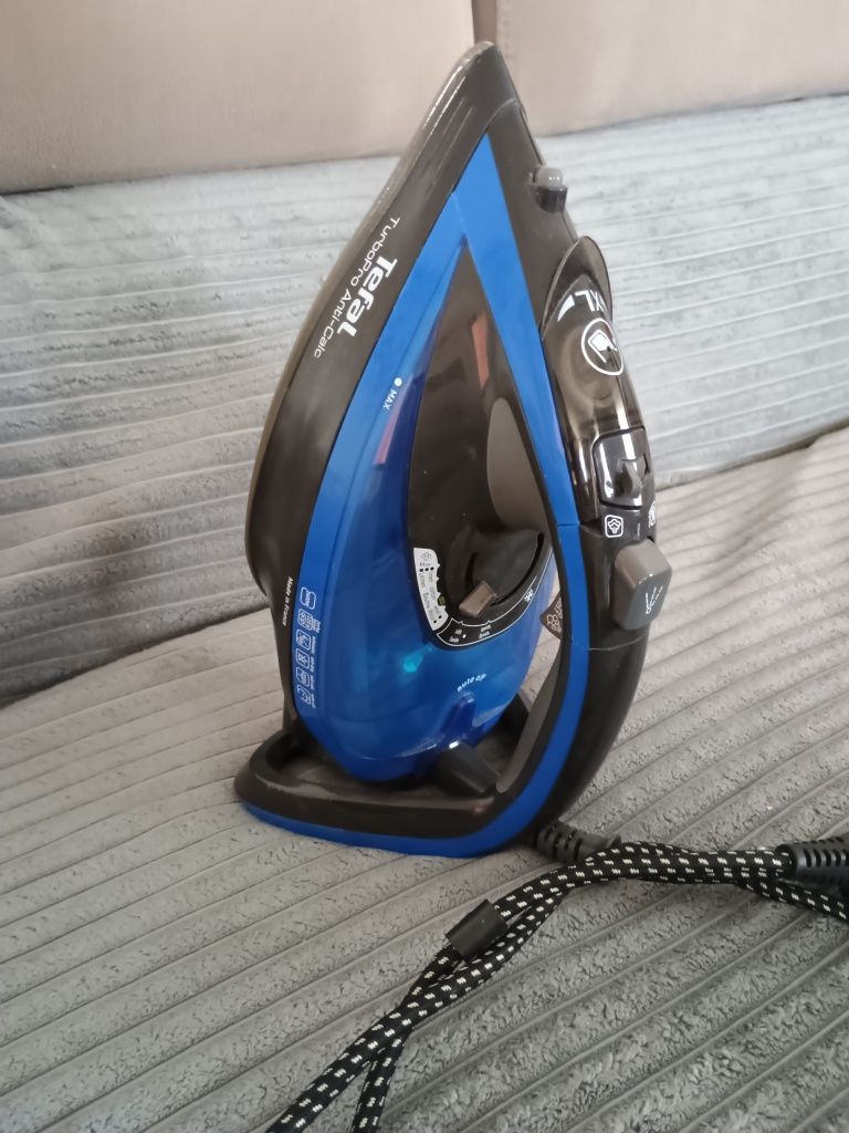 Żelazko Tefal ze spryskiwaczem i generatorem pary.