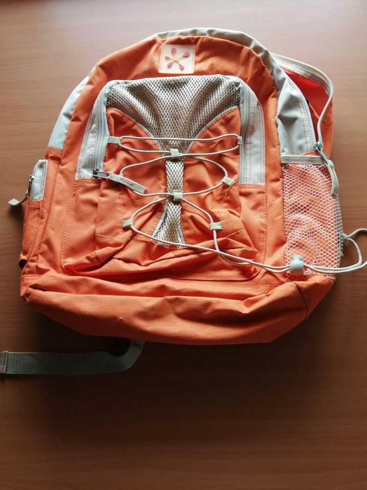 Mochila com bolsa a frente