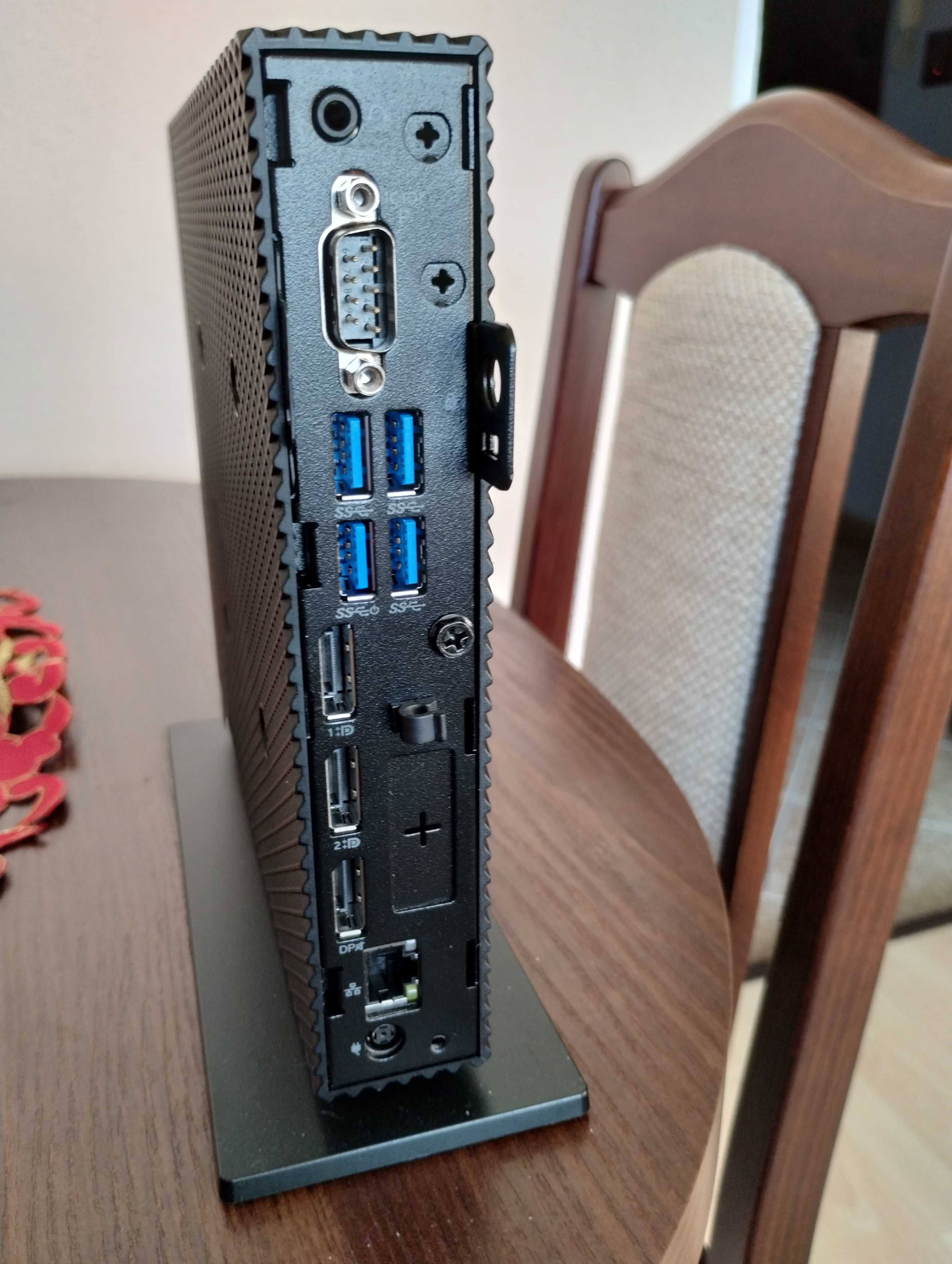 Mini ITX Dell Wyse 5070 Pentium Silver z monitorem Dell