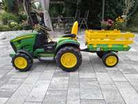 Traktor John Deere na akumulator
