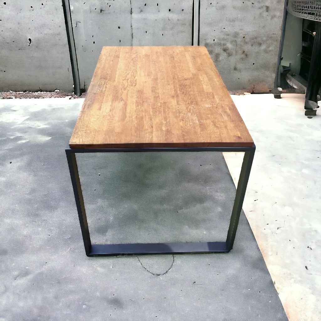 Stół industrialny z dębowym blatem