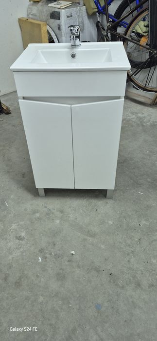 Lavatório com móvel e torneira