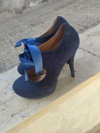 Sapatos azuis com laço