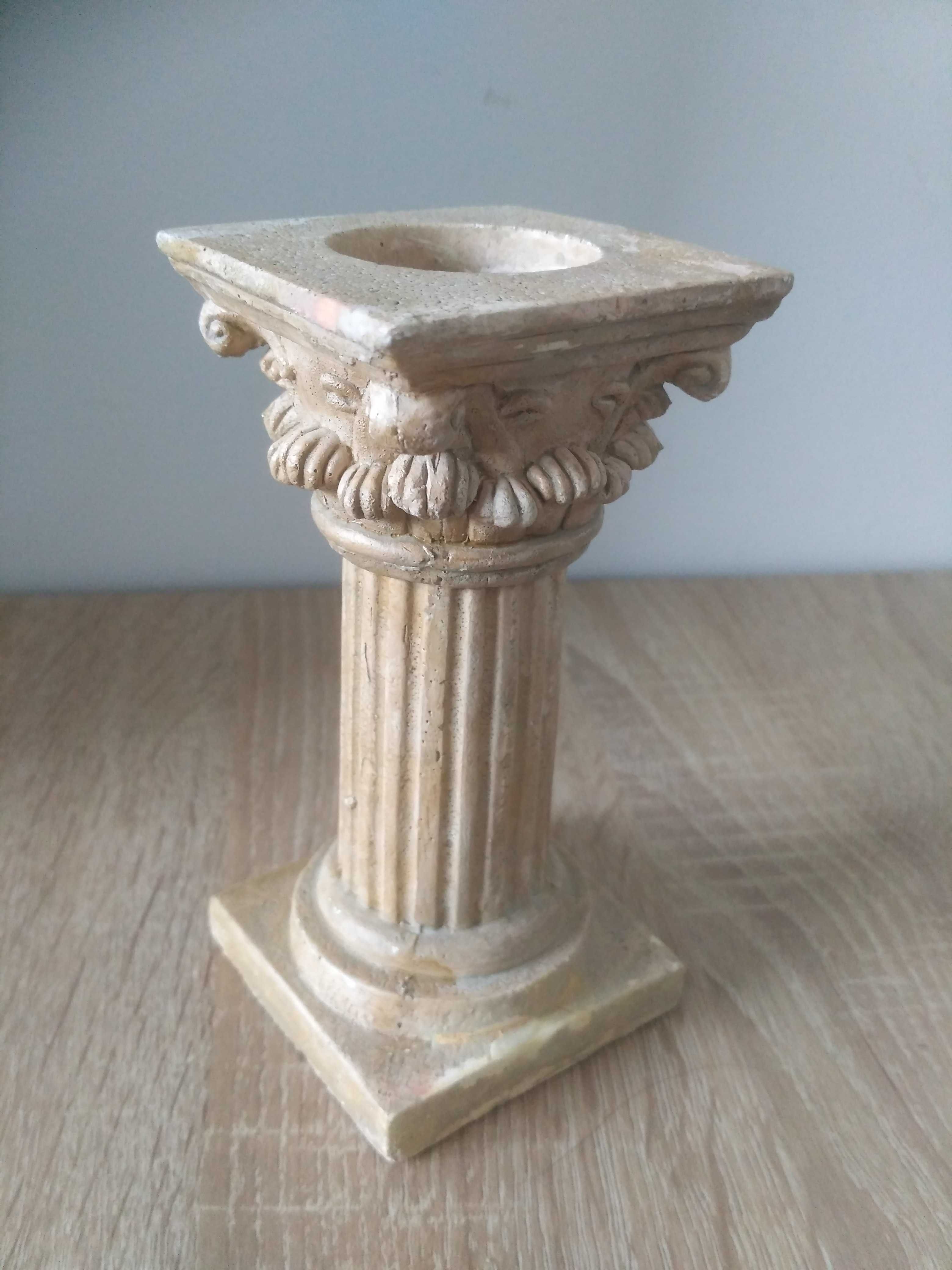 świecznik w formie kolumn w stylu greckim, korynckim lub romskim