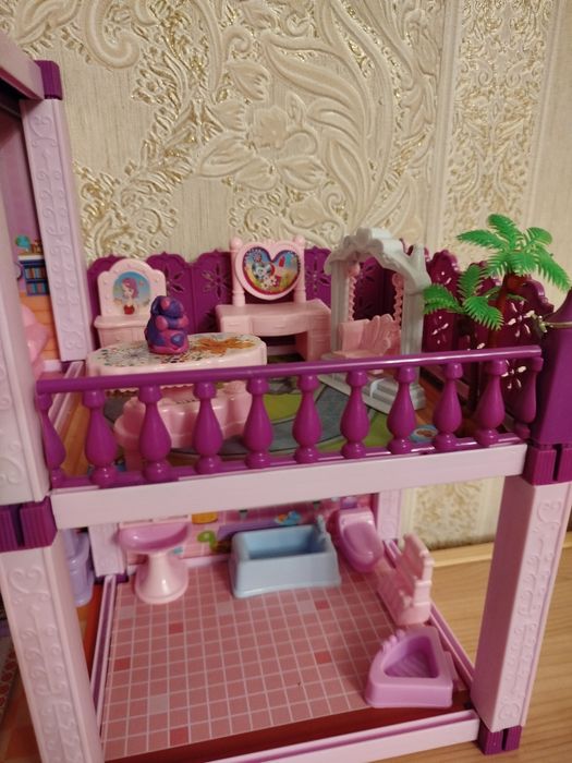 Domek dla lalek wraz z akcesoriami