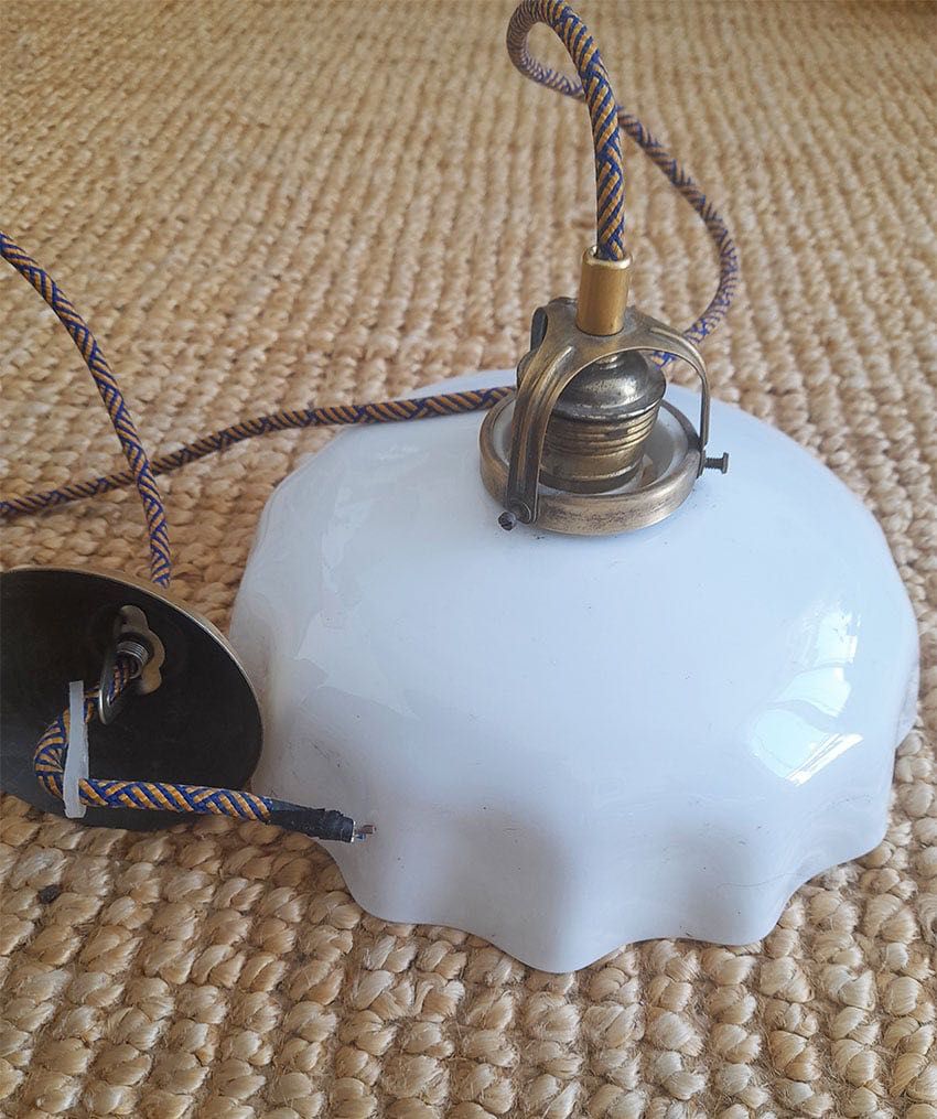 Stara lampa wisząca nad stół