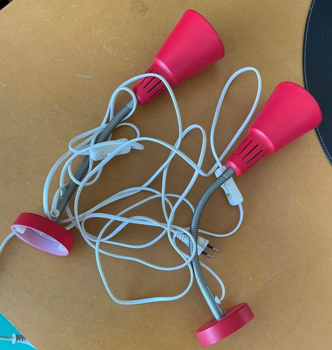 Par de Cadeeiros de Parede Articulados Vermelhos