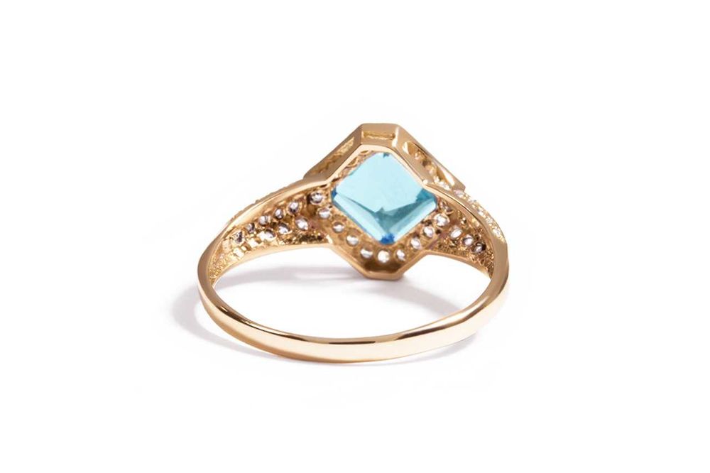 Кольцо из красного золота с топазом и фианитами