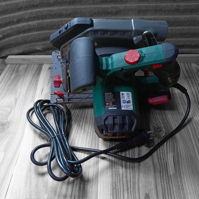 Мережева ручна циркулярна дискова пила Parkside PHKS 1350 C2 паркетка