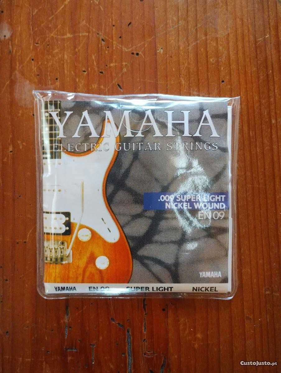 Guitarra Yamaha ERG 121