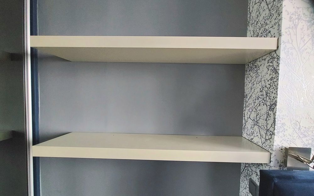 Półki białe z Ikea z niewidocznym montażem.