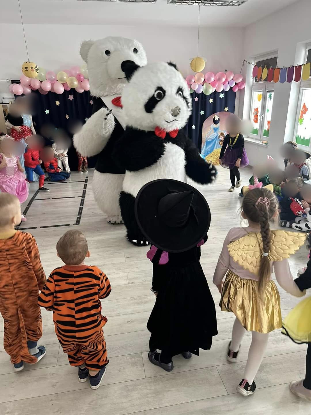 Duży biały miś i  miś panda atrakcja na twoją zabawe