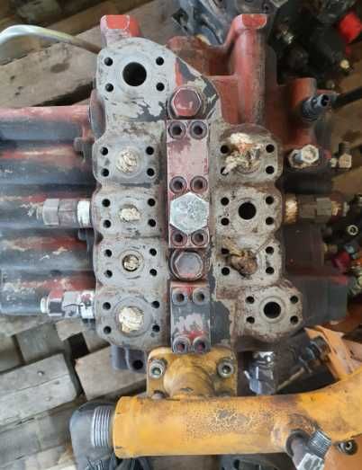Rozdzielacz hydrauliki do koparki  JCB JS 200 INNE CZĘŚCI