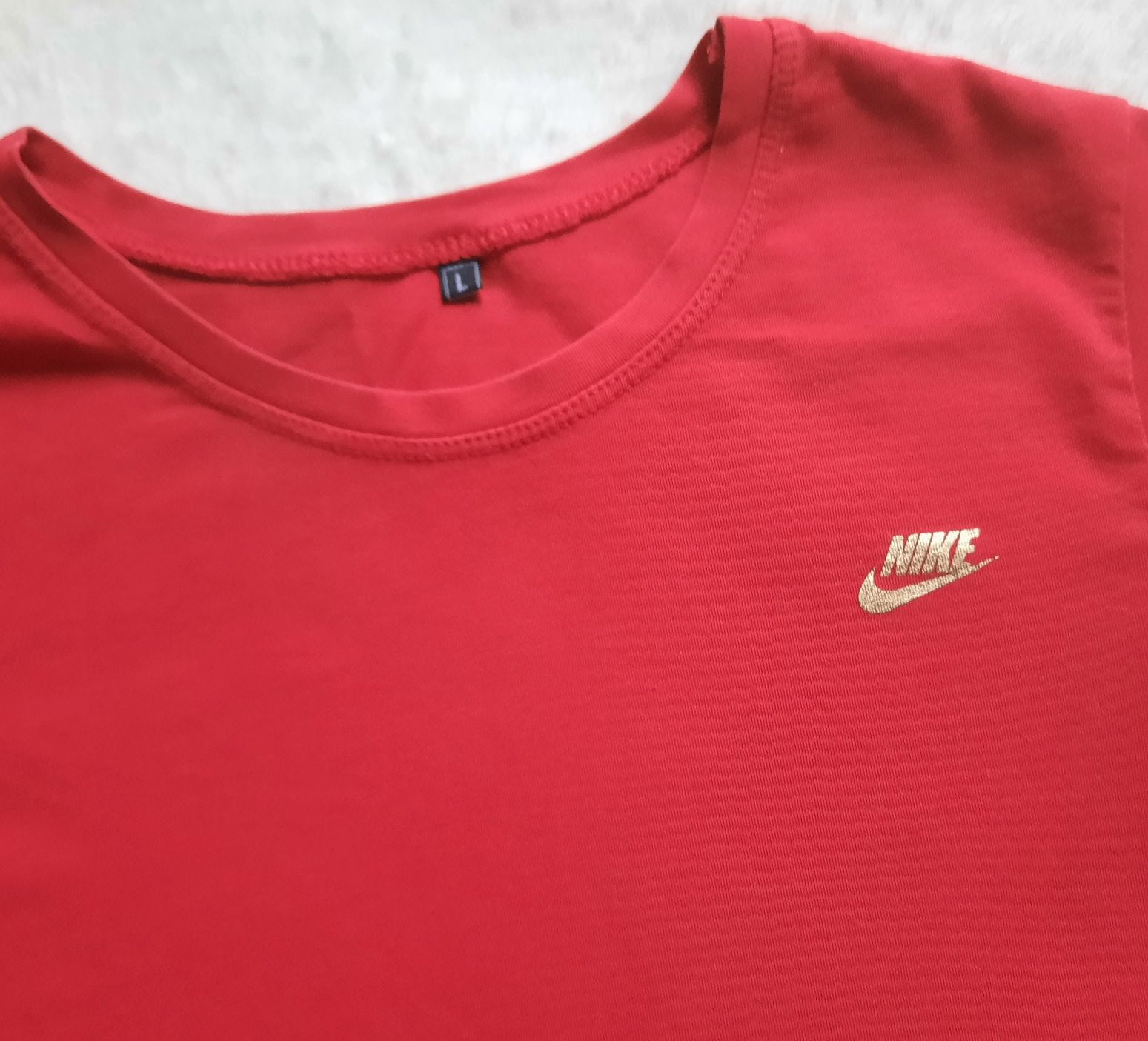 T-shirt czerwony, złoty