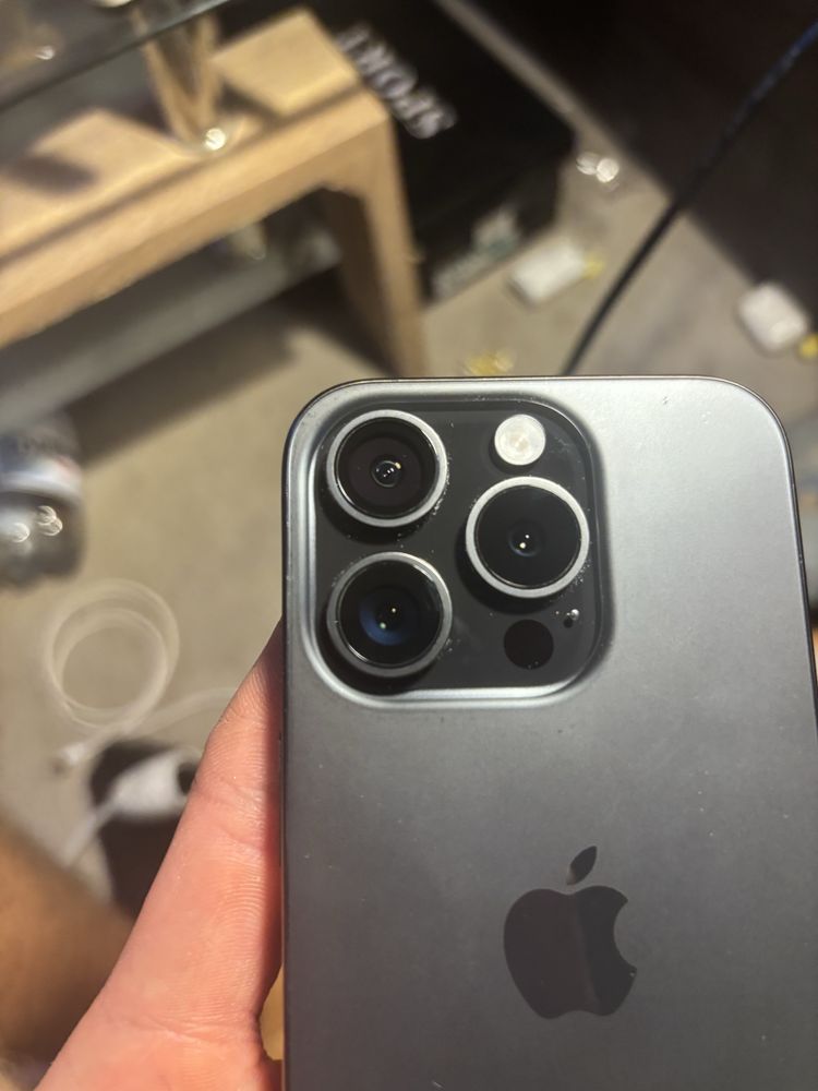 Iphone 15 pro zablokowany na części