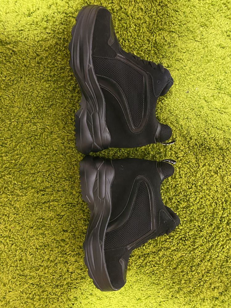 Снікерси кросівки р36 жіночі чорні кроссовки