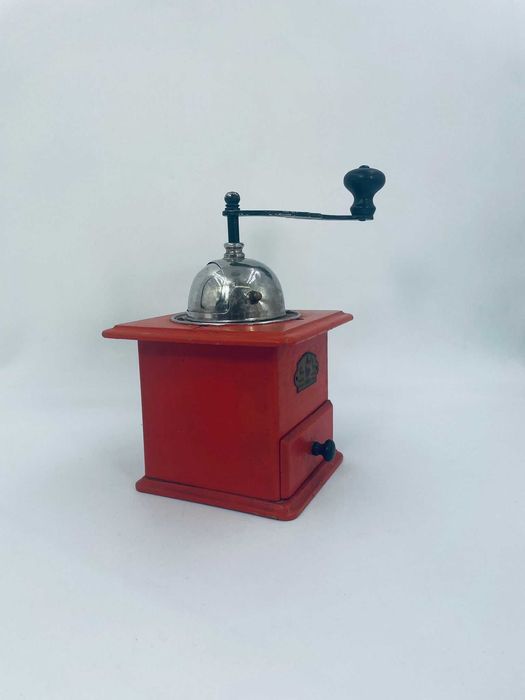 Zabytkowy młynek drewniany C.A.L