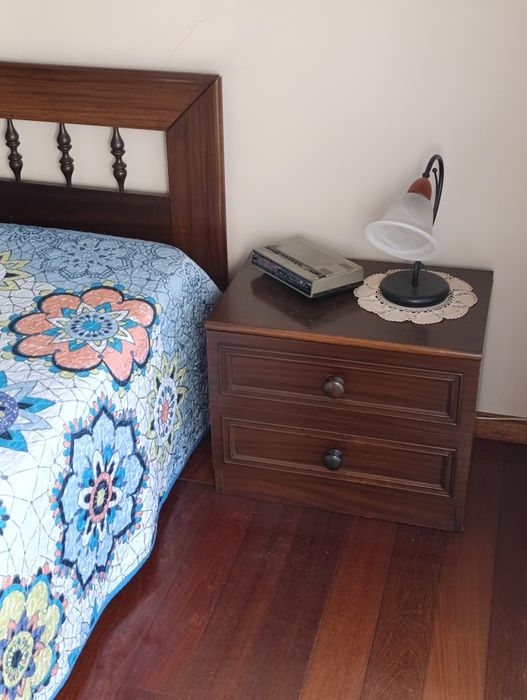 Cama de casal em mogno