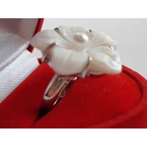 Кольцо Цветочек перламутр