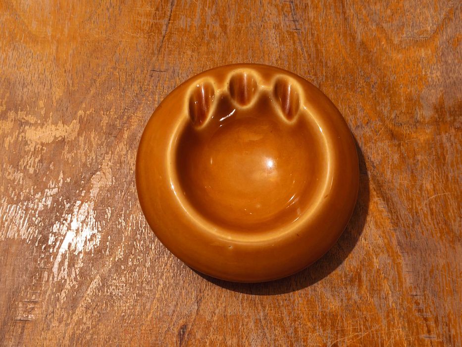 Miodowa popielnica popielniczka Łapa Porcelit Pruszków PRL