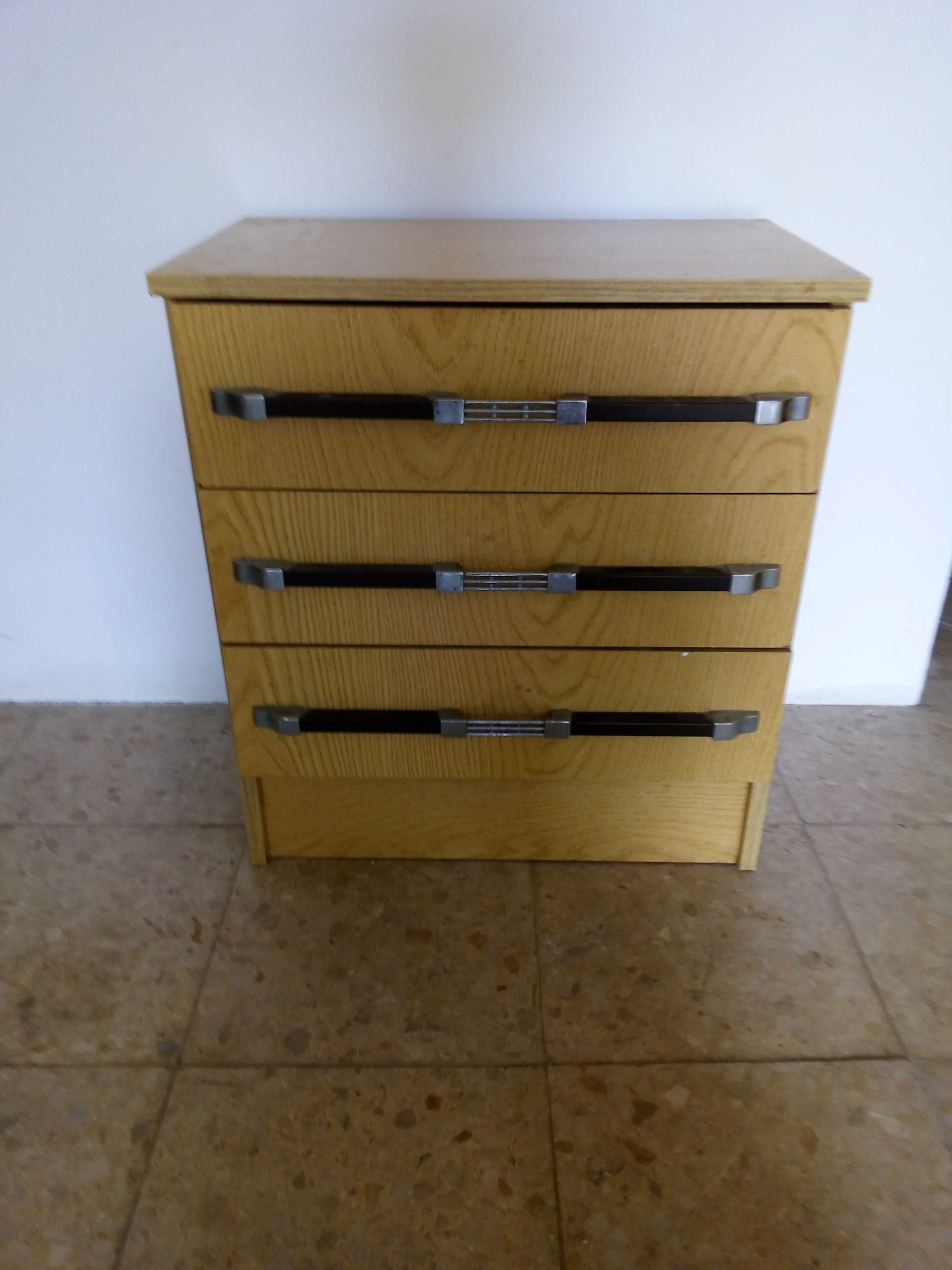 Vendo conjunto Mesa de Cabeceira e Guarda-Fato