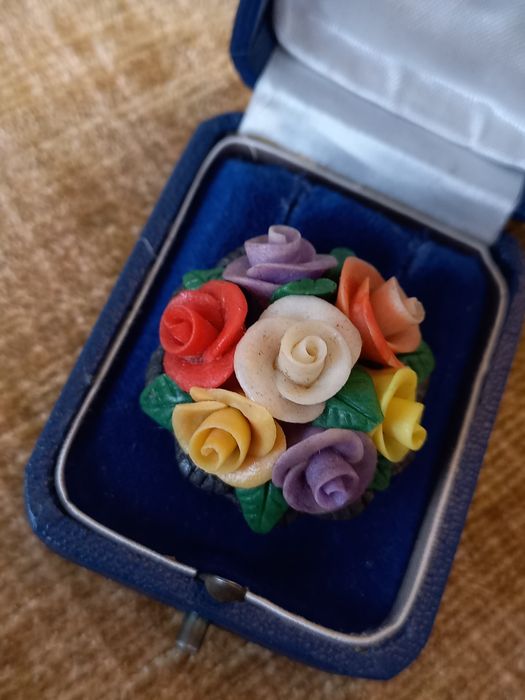 Broszka z modeliny stara prl kwiaty kolorowe bukiet przypinka