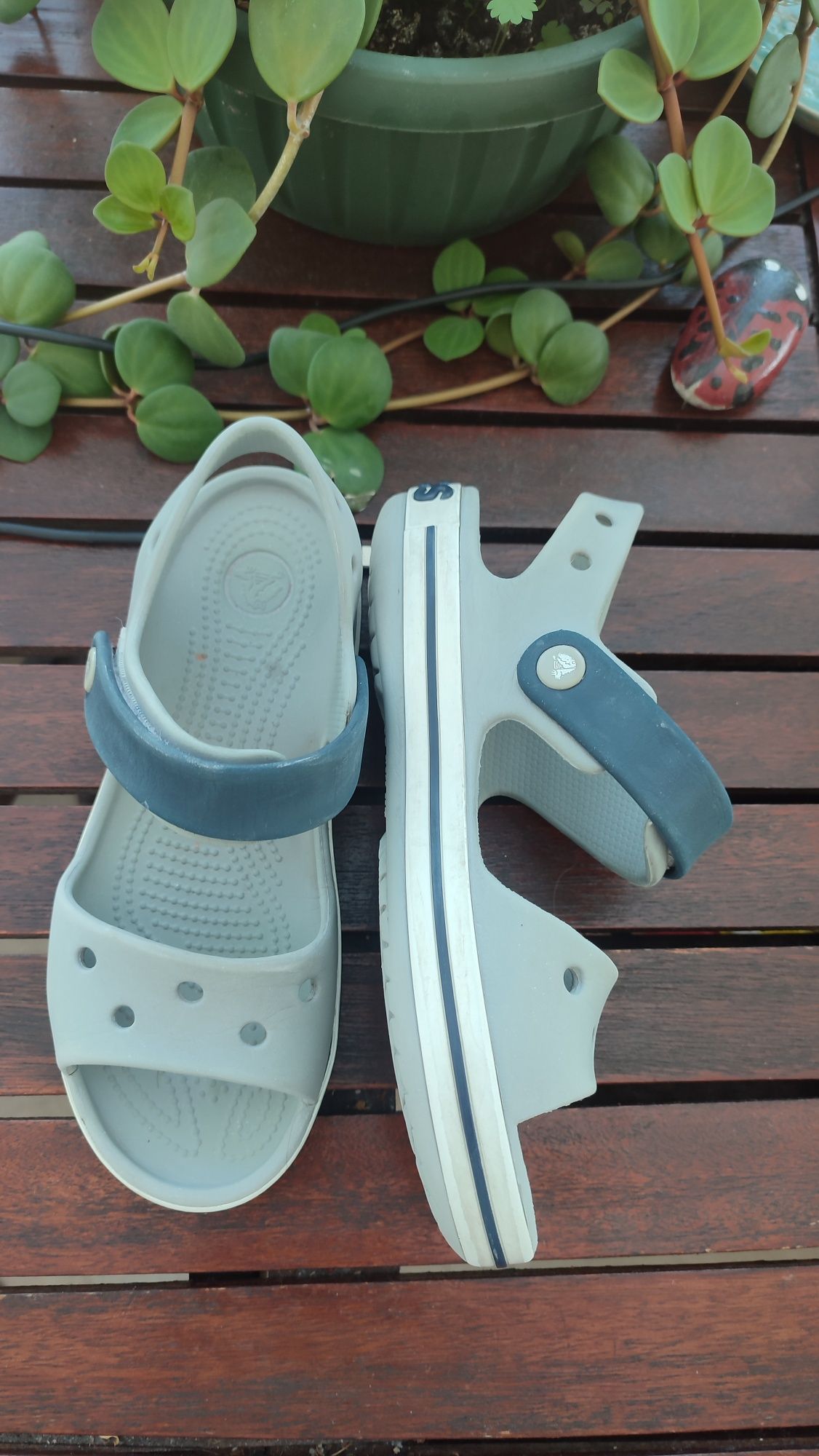 Crocs szare sandałki J2