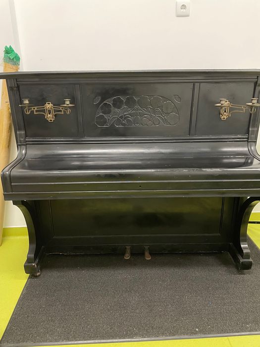 Piano de parede antigo