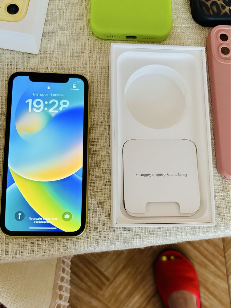 IPhone 11  / 126 ГБ/ гарний стан/жовтого кольору/5 чохлів в подарунок