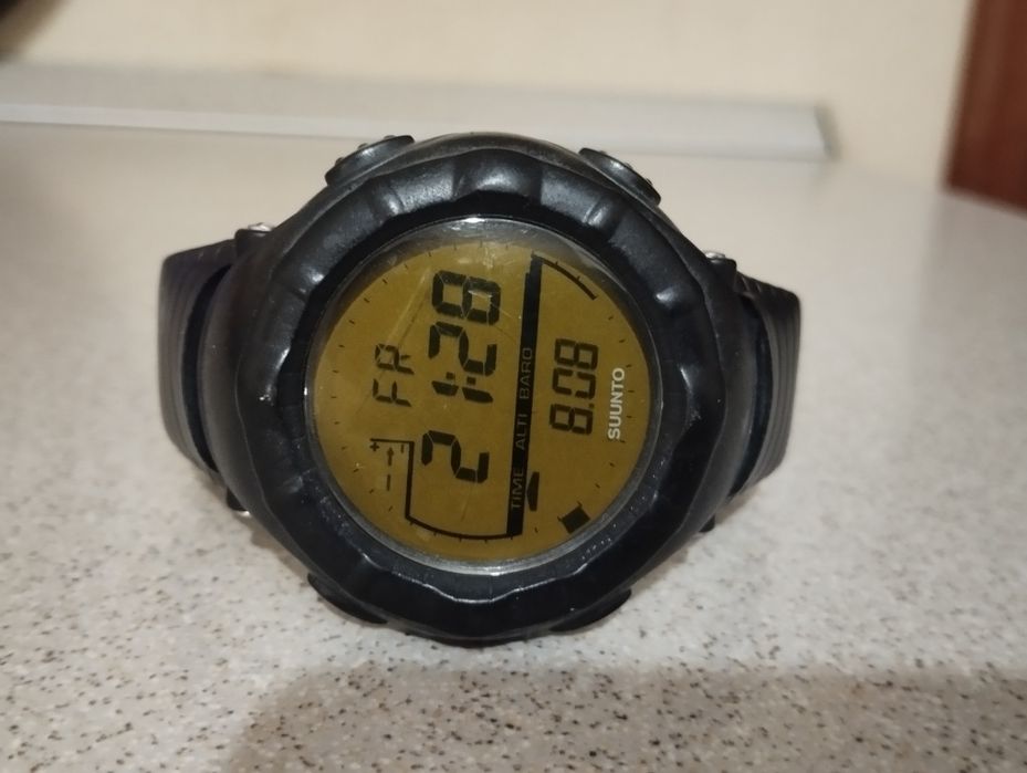 Часы Suunto  с Барометром и высотомером