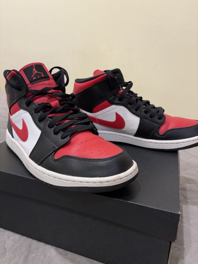 Air Jordan mid 1