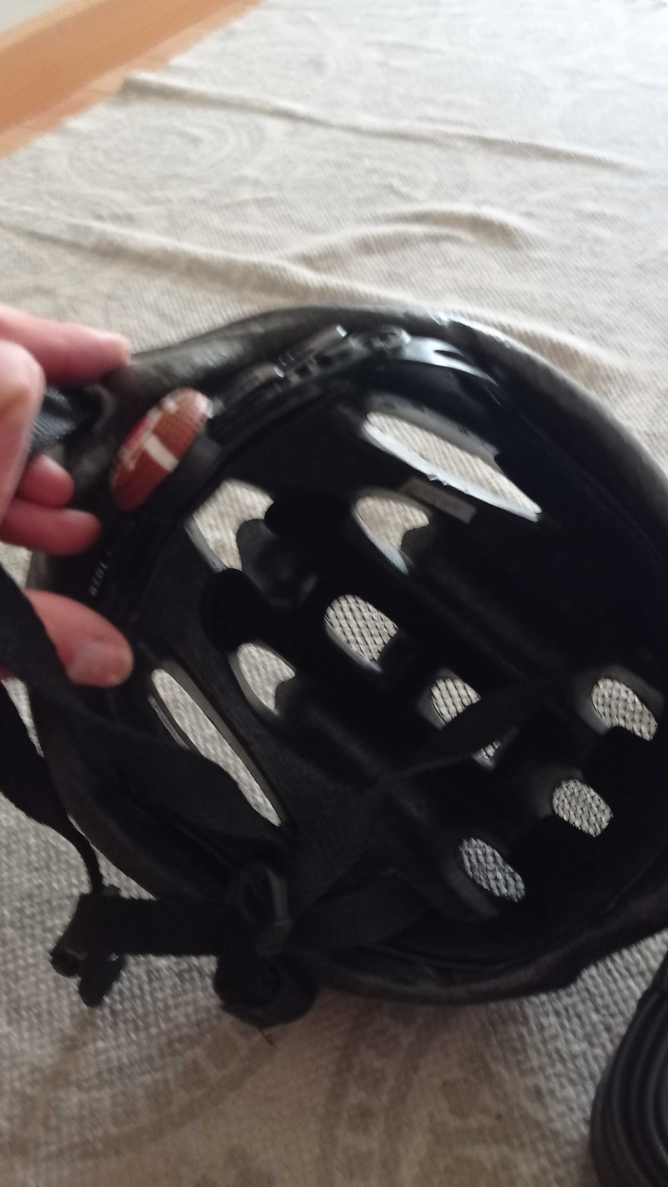 Capacete e utensílios de emergência.