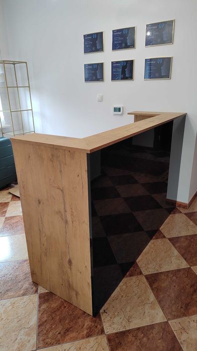 Konsola do salonu recepcja biurko