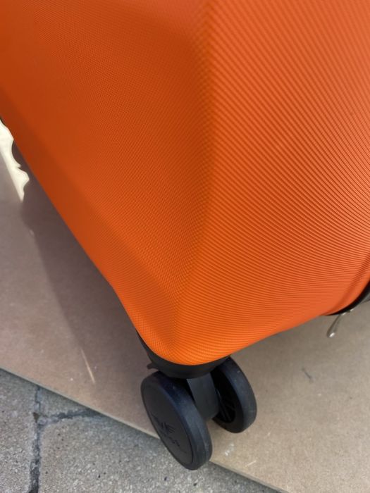 Валіза Чемодан Wings  на 4 колесах полікарбонова