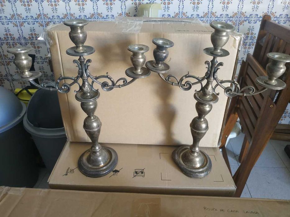 Várias peças decorativas antigas em estanho e outros metais