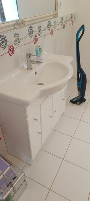 Umywalka z szafką łazienkową