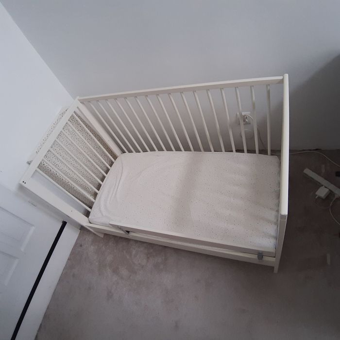 Łóżeczko dziecięce z materacem i dodatkową barierką