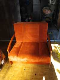 pomarańczowy fotel z funkcją spania