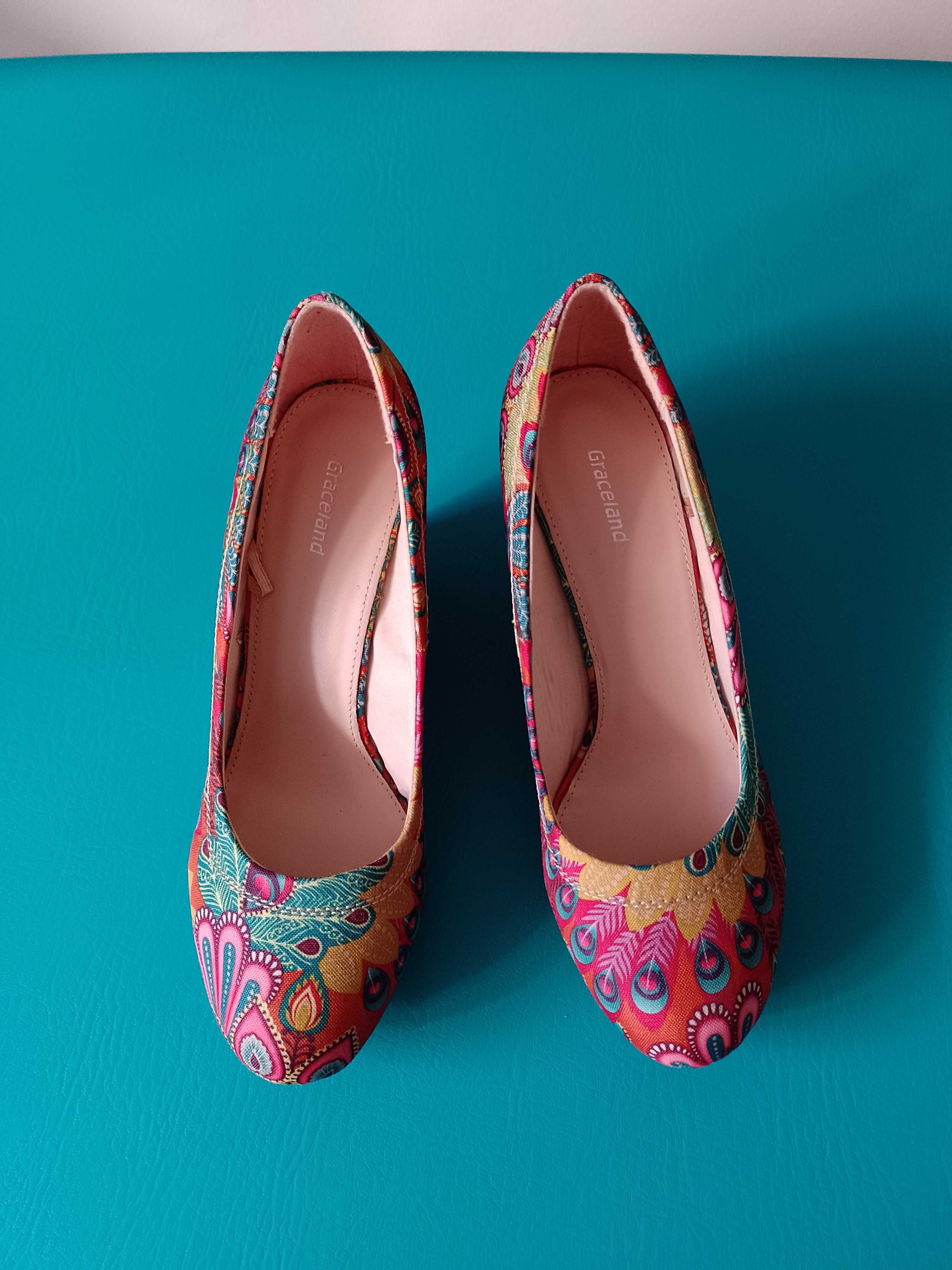 Sapatos de cunha coloridos