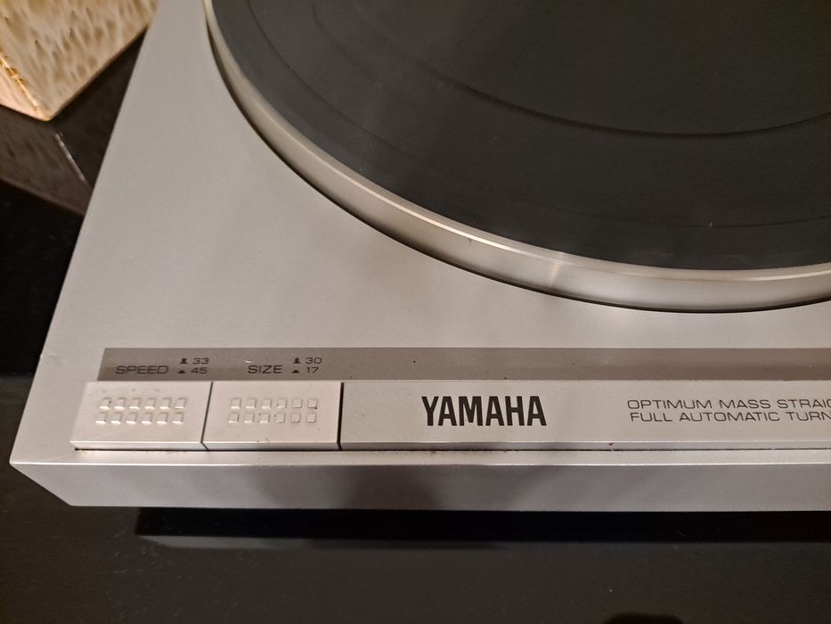 Gramofon Yamaha P-320 automat