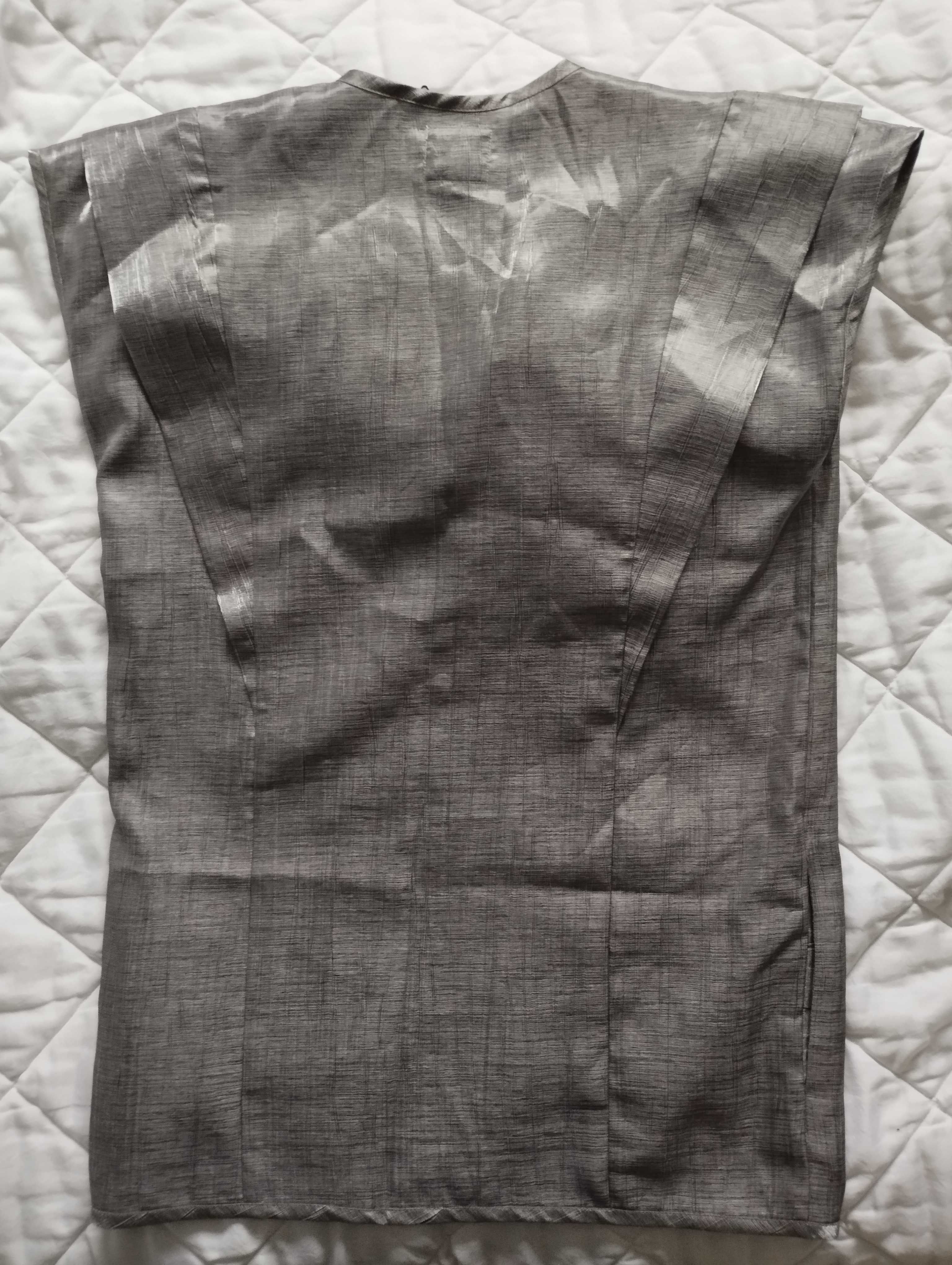 Top comprido cinzento metalizado com bolsos