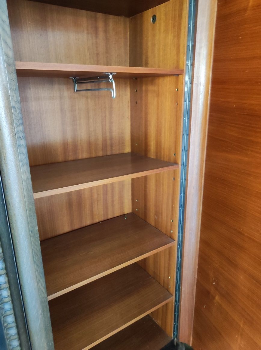 Zabytkowa biblioteka na lwich łapach