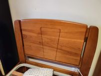 Cama 90*190, madeira maciça, com 4 gavetas de arrumação.