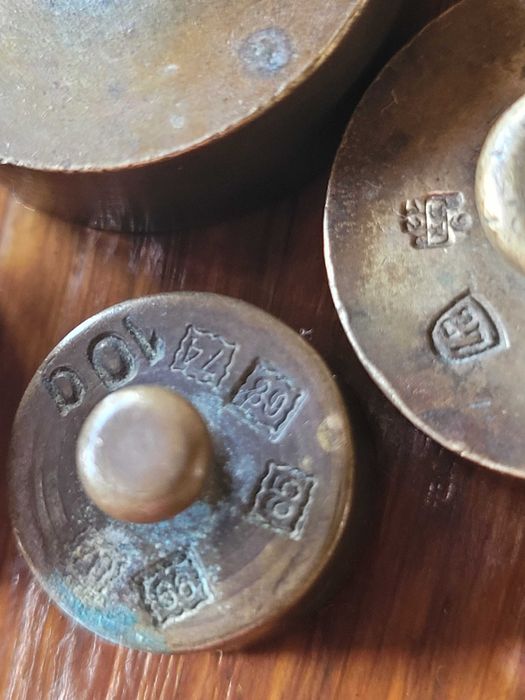 Stare przedwojenne mosiężne odważniki do wagi