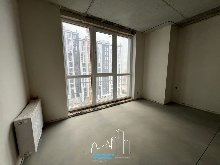 Простора квартира з покращеннями в зданому будинку!